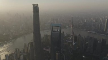 Shanghai China Havalimanı v132 Panning şehir manzarası Pudong ufkunun üzerinden nehre doğru bakıyor, sonra da alçalan manzara - Ekim 2018