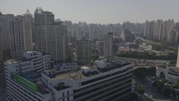 Shanghai China Aerial V126 Låga Utsiktsfåglar Till Nära Vertikal Stadsbild — Stockvideo