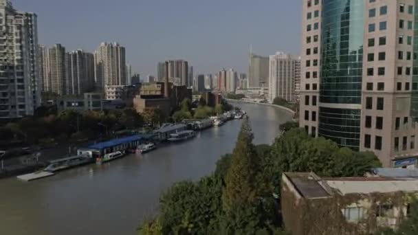 Shanghai China Aerial V123 Flying Low Water Cityscape Οκτώβριος 2018 — Αρχείο Βίντεο