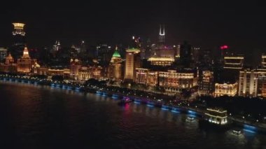 Shanghai China Aerial v137 Bund çevresinde geceleyin ışıklarla dönüyor - Ekim 2018