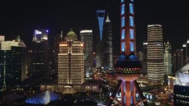 Shanghai Çin Hava Aracı v139 Pudong 'da gece vakti SWFC binasına doğru uçuyor - Ekim 2018