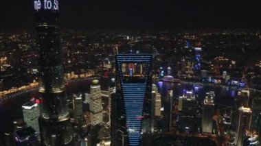 Shanghai China Aerial v141 Pudong ve Huangpu River şehir manzaralı gece manzaralı, SWFC şişe açacağı üzerinden uçuyor - Ekim 2018