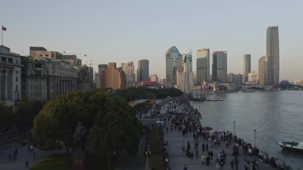 Shanghai China Luftaufnahme V135 Sonnenuntergang Der Bund Promenade Mit Menschenmassen — Stockvideo