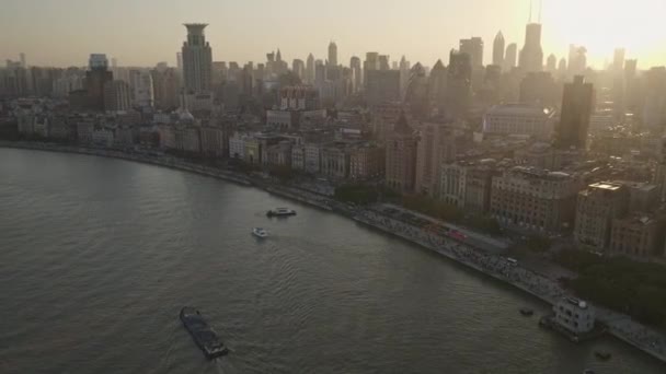 Shanghai China Aerial V134 Закат Вид Набережную Толпами Летящими Обоих — стоковое видео