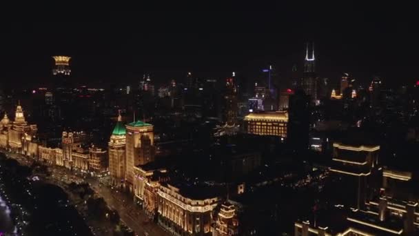 上海中国航空V147バードアイは夜にバンドの遊歩道や歩行者天国の通りの周りを垂直方向に 10月2018 — ストック動画