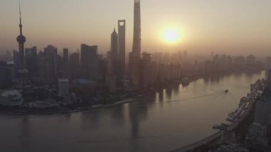 Şangay Çin Hava Aracı v156 Pudong 'dan uzaklaşıyor, güneş doğuyor - Ekim 2018