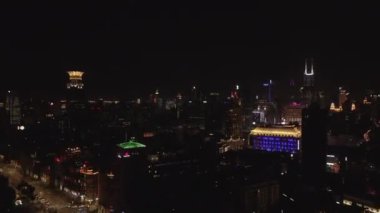 Shanghai China Havayolları v153 Birdeye Rıhtımdan şehir ışıklarına ve karanlığa uçuyor - Ekim 2018