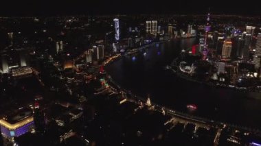 Shanghai China Havayolları v155 Gece Vakti Bund 'dan Kuzey Bund' a inen kuş bakışı şehir manzarası - Ekim 2018