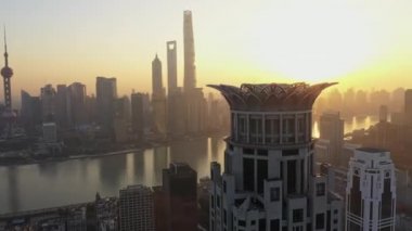Shanghai China Havacılık v161 Parlak Gündoğumu panoramik Bund merkez binası ön planda Pudong siluetine doğru ilk dönüm - Ekim 2018