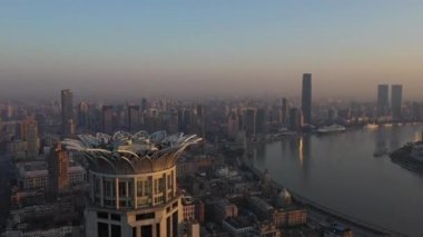 Şangay Çin Havayolları v162 Bund merkez binasının yavaş çekim görüntüsü, daha sonra alçalan şehir manzarası gündoğumu - Ekim 2018
