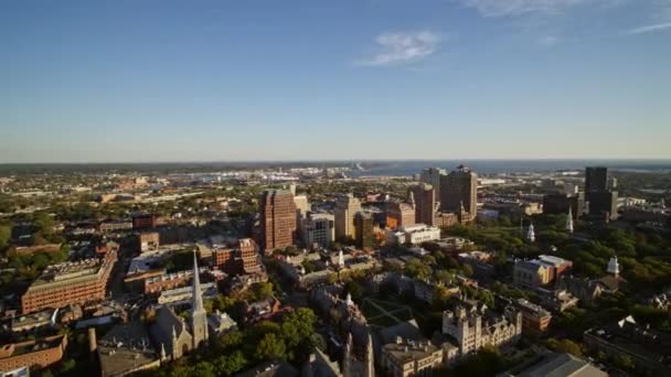 ニューヘイブンコネチカット航空V12川 ダウンタウン キャンパスの景色を望む絵のようなパノラマの街並み 影への日光 10月2017 — ストック動画