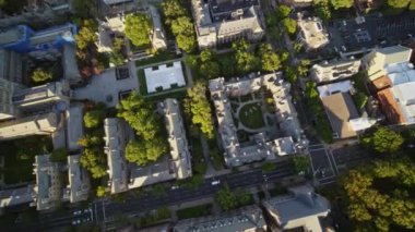 New Haven Connecticut Hava Yolları v16 Hukuk Fakültesi ve mezarlık ile müzik salonunun üzerinde uçmak için dikey panelleme kampüsü görüntüsü - Ekim 2017