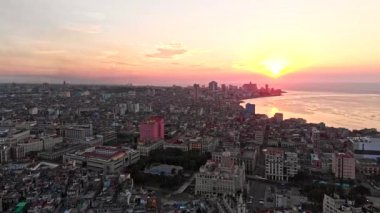 Havana Küba v2 Gün batımında Eski Havana üzerinde uçan, Rampa de Lanzamiento ve Museo de la Revolucion manzaraları - Nisan 2018