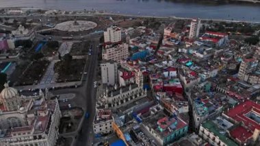 Havana Küba v4 Panning günbatımında su ve şehir manzaralı dikey - Nisan 2018