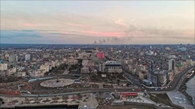 Havana Küba v7, alacakaranlıkta Capitol binasına doğru suyla başlayan dumanla birlikte Eski Havana 'ya doğru uçuyor.
