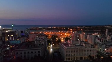 Havana Küba v14 Eski Havana üzerinde alçaktan uçuyor alacakaranlıkta su ve trafik manzarasına doğru - Nisan 2018