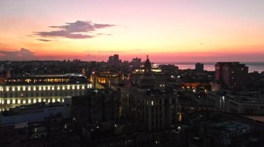 Havana Küba v13 alacakaranlıkta Eski Havana üzerinde alçaktan uçuyor - Nisan 2018