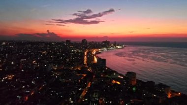 Havana Küba v16 geriye doğru uçuyor, Malecon ve alacakaranlıkta deniz manzaralı Eski Havana üzerinde hızla uçuyor - Nisan 2018