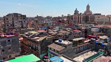 Havana Küba v26 Renkli çatı manzaralı çok alçak bir kuş bakışı arka planda Capitol kubbesi - Nisan 2018