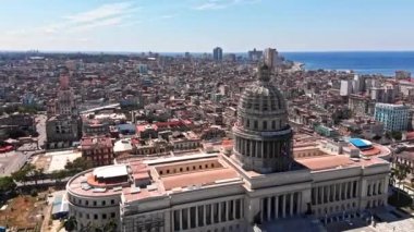 Havana Küba v29 Birdseye şehir manzarası Capitol binasının neredeyse dikey detaylarına doğru ilerliyor - Nisan 2018