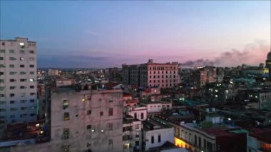 Havana Küba v12 Eski Havana üzerinde alçaktan uçuyor çatı manzaralı şehir - Nisan 2018
