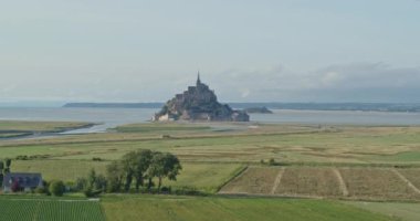 Mont Saint-Michel France Havacılık v1 Mont 'a doğru ve kırsal manzaralı uçuyor - Ağustos 2018