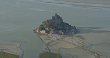 Mont Saint-Michel France Havayolları v6 Güneyden Mont 'un alçalan görüntüsü - Ağustos 2018