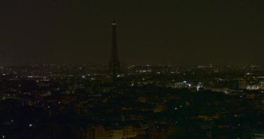 Paris France Havayolları V8 Eyfel Kulesi karanlık, şehir uykusu manzaralı - Ağustos 2018