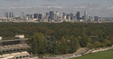 Paris France Havayolları v19 Bois de Boulogne üzerinden La Defense 'a doğru uçuyor - Ağustos 2018