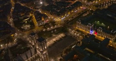 Paris France Havacılık v42 Panning kuş bakışı Notre Dame Katedrali ve meydanı - Ağustos 2018