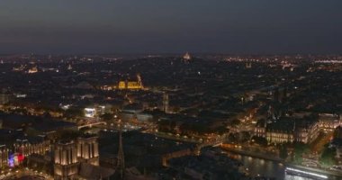 Paris France Aerial v41 Panoramik alacakaranlık şehir manzarası Notre Dame 'ın üstündeki kuş bakışı perspektifi - Ağustos 2018