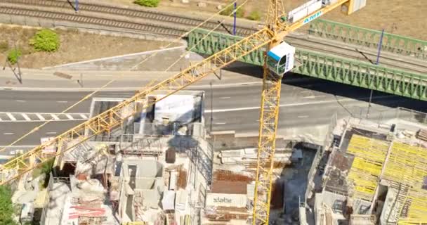 Paris França Aerial V34 Vista Detalhada Construção Residencial Perto Trilhos — Vídeo de Stock