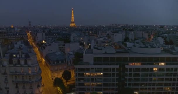 Paris France Aerial V60 Crossing Arrondissement Rechteroever Dakhoogte Met Eiffeltoren — Stockvideo