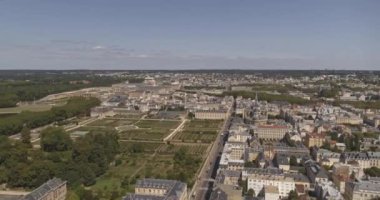 Paris France Aerial v77 Panning Kralların mutfak bahçeleri ve çevresindeki mezarlık - Ağustos 2018