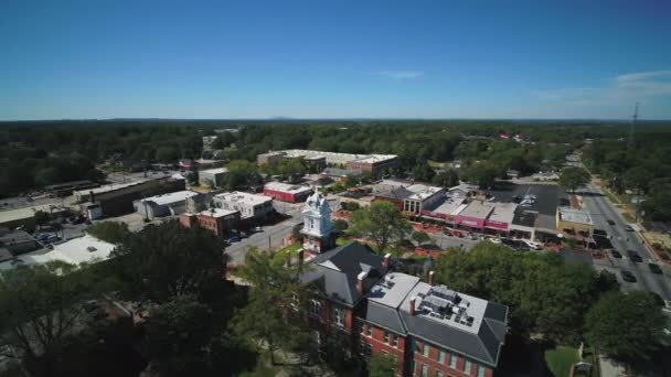 Lawrenceville Georgia Aerial Flying Low City Centre Town Court Thouse — 图库视频影像