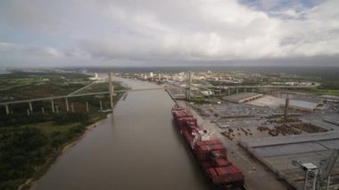 Savannah Georgia Havayolları v9 Talmadge Memorial Köprüsü 'ne doğru alçaktan uçuyor - Ekim 2017