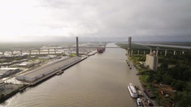 Savannah Georgia Hava V6 Nehir ve Talmadge Anıt Köprüsü üzerinde alçaktan uçuyor - Ekim 2017