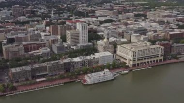 Savannah Georgia Havayolları V18 Rıhtım merkezinin etrafını geziyor. Köprü manzarası var. Eylül 2018.