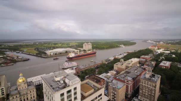 Savannah Georgia Aerial Terbang Rendah Atas Distrik Bersejarah Mengitari Sungai — Stok Video