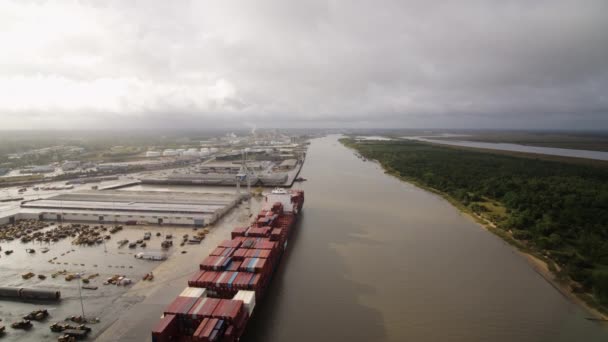 Savannah Georgia Aerial Flyger Lågt Över Floden Bredvid Hutchinson Island — Stockvideo