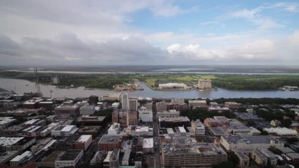 Savannah Georgia Aerial V14 Voando Para Trás Sobre Distrito Histórico — Vídeo de Stock