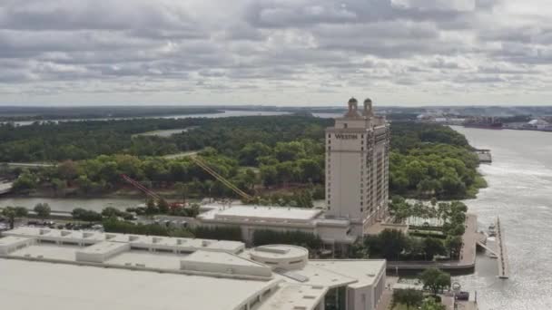 Savannah Georgia Aerial V21 Panning Resort Downtown Waterfront Cityscapes 2018 — 비디오