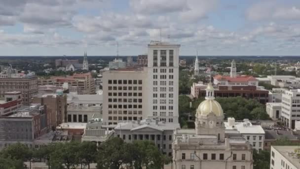 Savannah Georgia Aerial V20 Low Vantage Cityscape Panoramic Downtown Waterfront — Αρχείο Βίντεο