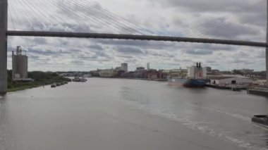Savannah Georgia Hava Yolları - Savannah Nehri 'nin Uçan Yolu Endüstriyel ve şehir merkezlerine bakıyor - Eylül 2018