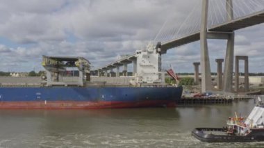 Savannah Georgia Havayolları v26 alçaktan uçuyor ve gemi, tanker ile sanayi kıyısı manzarasına yaklaşıyor - Eylül 2018