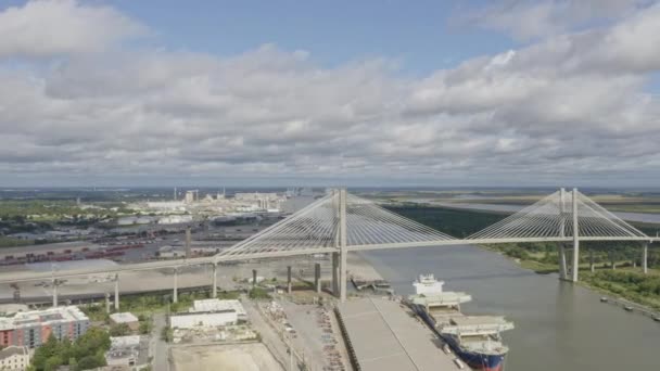 Savannah Georgia Aerial V32 Vista Panoramica Lenta Ponte Paesaggio Urbano — Video Stock