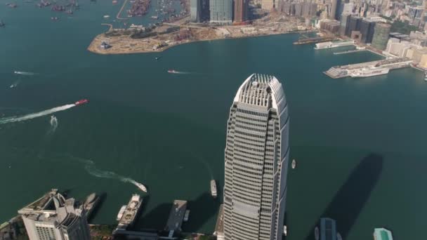 Hong Kong Aerial Volar Hacia Alrededor Dos Centros Financieros Internacionales — Vídeos de Stock