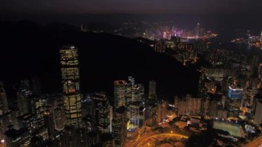 Quarry Bay üzerinde uçan Hong Kong Hava V12 gece şehir manzaralı pansiyon - Şubat 2017