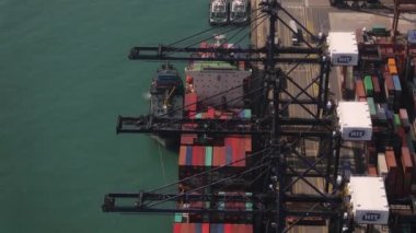 Hong Kong Havacılık V18 Tersane terminalinde yüklenen büyük kargo gemisinin üzerinde alçaktan uçuyor - Şubat 2017
