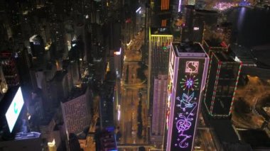 Hong Kong Havayolları 'nın V27' si gece gökdelenlerin kuş bakışı görüntüsü üzerinde uçuyor - Şubat 2017